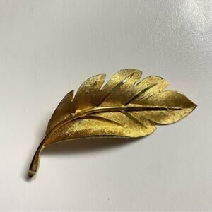 VIntage B.S.K. Signed Gold Tone Single Leaf Brooch Pin